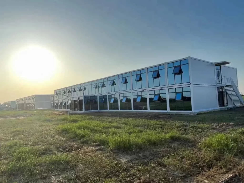 Complejo de casas contenedor de dos pisos